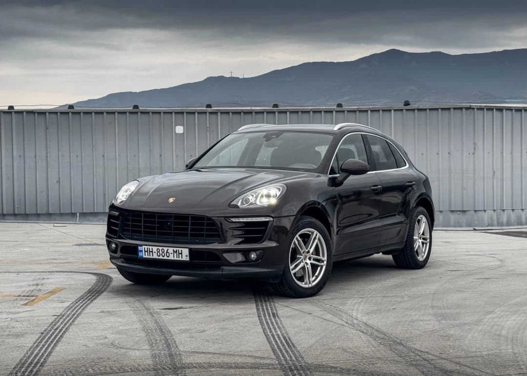 Porsche Macan 2017 in dark mahogany, front three-quarter